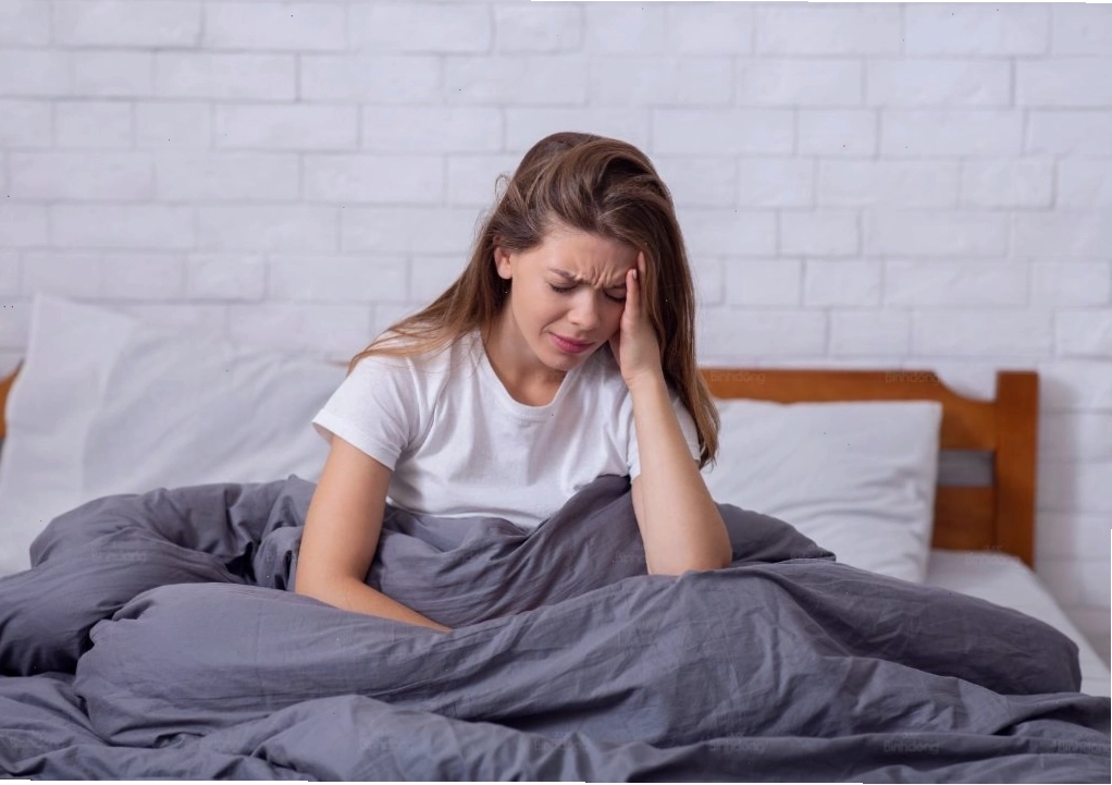 Cô gái mệt mỏi vì mất ngủ và lười vận động
