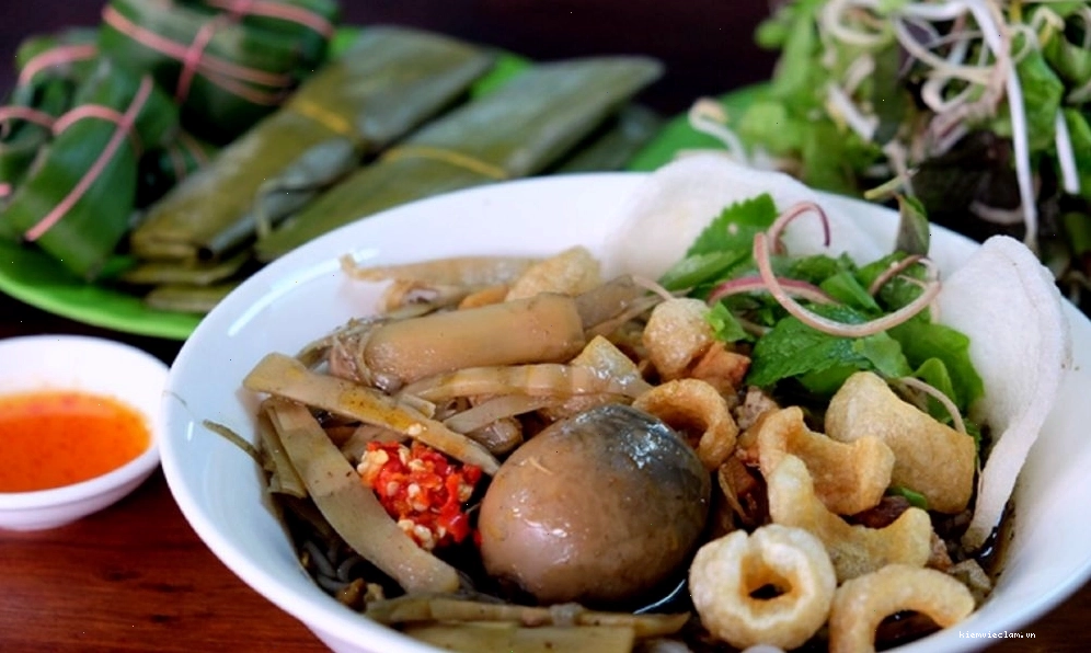 Con đường dẫn vào Biển Hồ Pleiku với hai hàng thông xanh mát