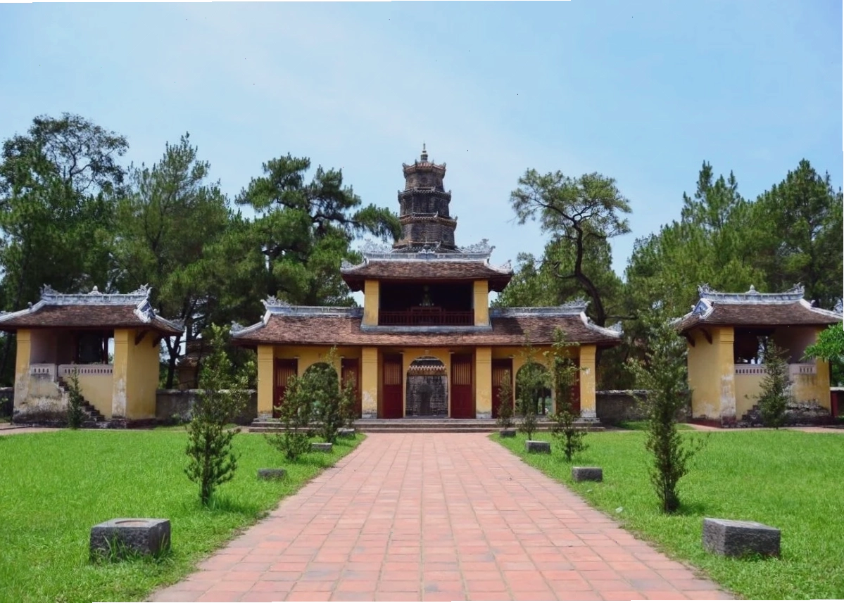 Cổng Tam Quan uy nghiêm của Chùa Thiên Mụ