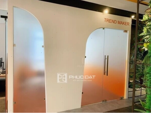 Cửa kính cường lực dán decal