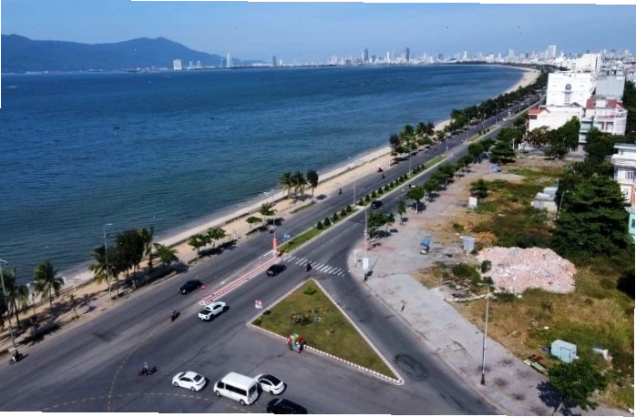 Cung đường biển Nguyễn Tất Thành nhìn từ trên cao với cảnh quan hùng vĩ