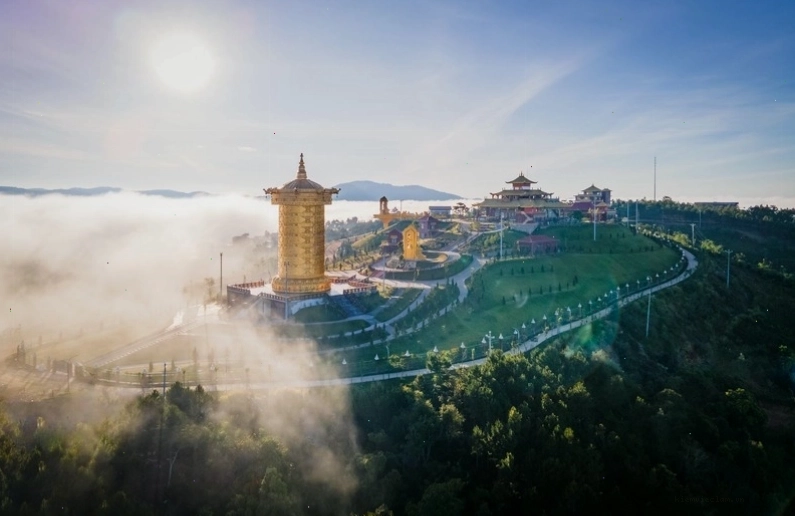 Đại Bảo Tháp Kinh Luân Đà Lạt nhìn từ xa, bao quát không gian núi rừng thanh bình
