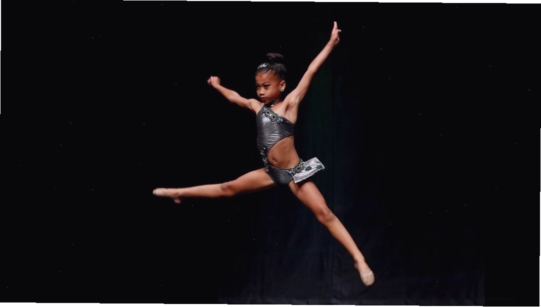 Dancer biểu diễn với trang phục ấn tượng