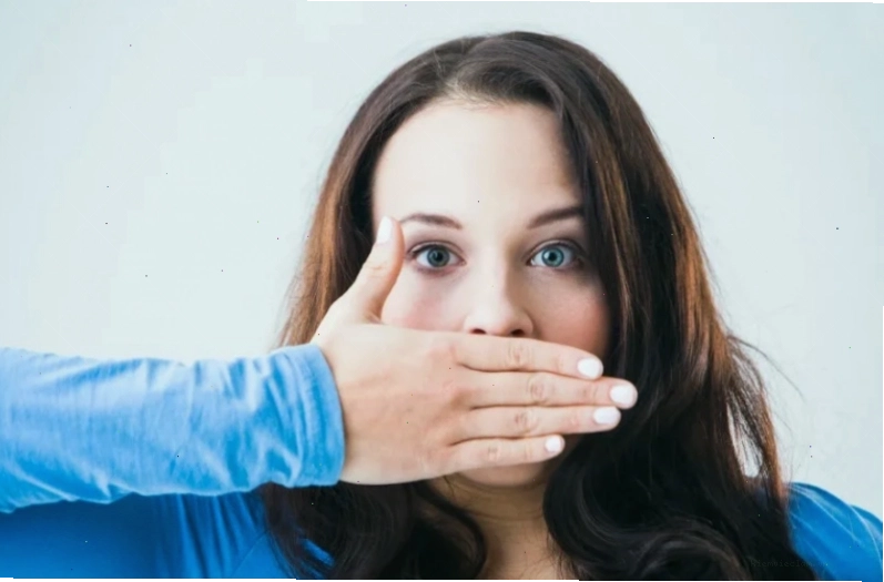 Đánh răng đúng cách giúp làm sạch răng miệng và giảm hôi miệng