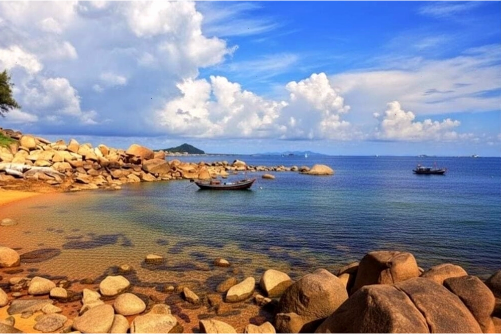 Đảo Hòn Bớc thuộc cụm đảo nhỏ nằm ngoài khơi biển Thiên Cầm, cách bãi biển vài trăm mét