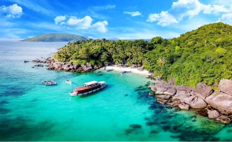 Đảo Ngọc Phú Quốc với bờ biển hoang sơ là một điểm đến lý tưởng