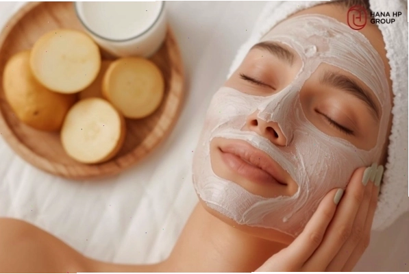 Đắp mặt nạ khoai tây sữa tươi đúng cách có thể giúp dưỡng ẩm và làm sáng da