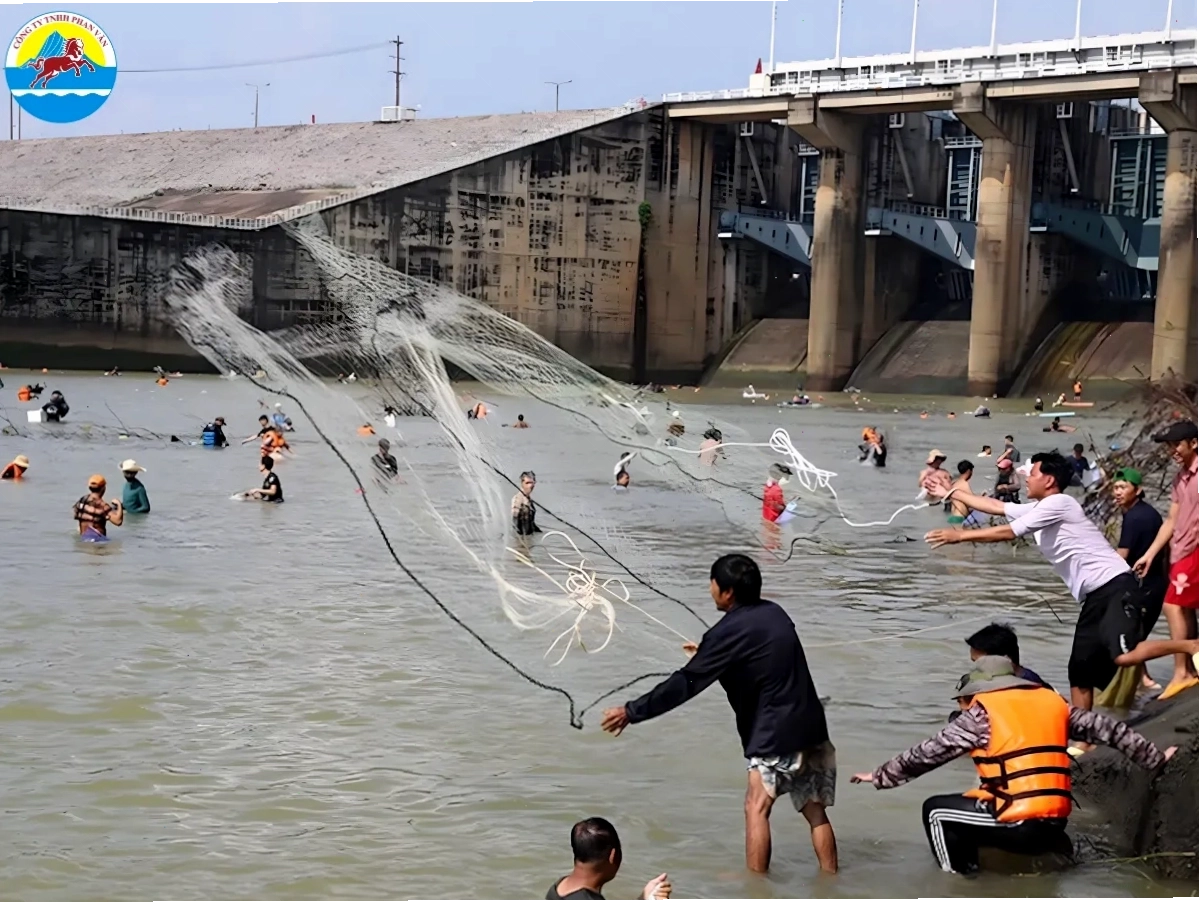 Đập thủy điện Trị An hùng vĩ với kiến trúc bê tông đồ sộ