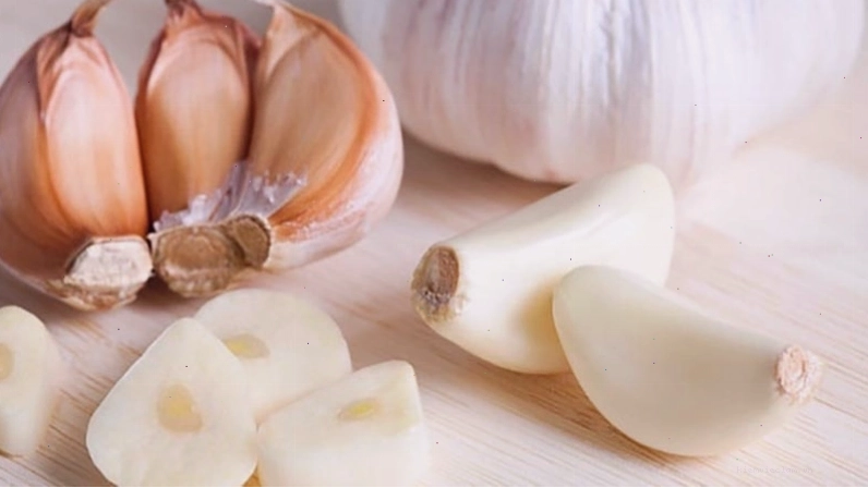Đặt tỏi tươi để ngăn chặn kiến xâm nhập