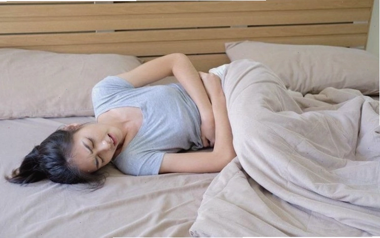 Đau bụng do rối loạn tiêu hóa vì thức khuya