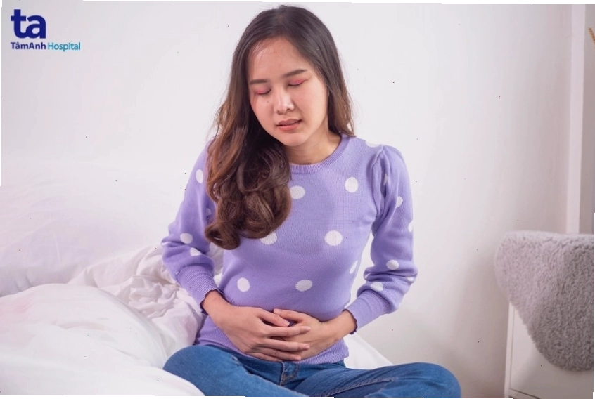 Đau bụng kéo dài là một biểu hiện của rong kinh