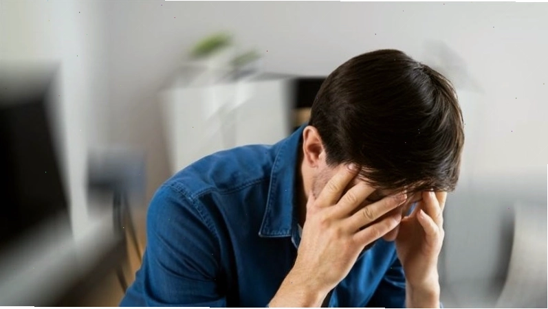 Đau đầu dữ dội là một trong những dấu hiệu cảnh báo tụ máu trong hộp sọ