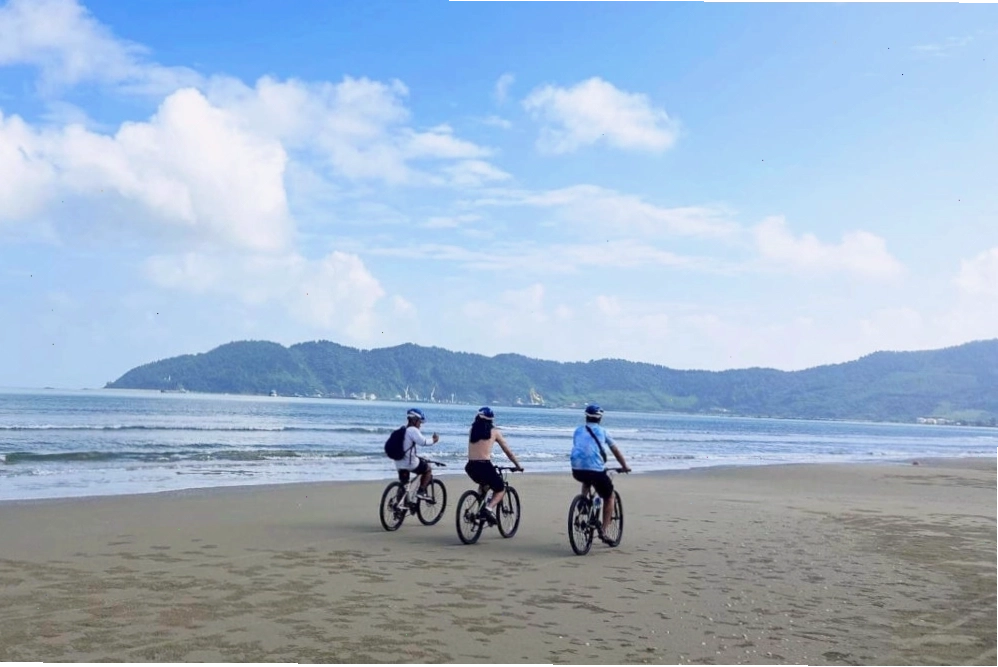 Đi xe đạp từ Phố cổ Hội An đến biển An Bàng là một lựa chọn thú vị và tiết kiệm