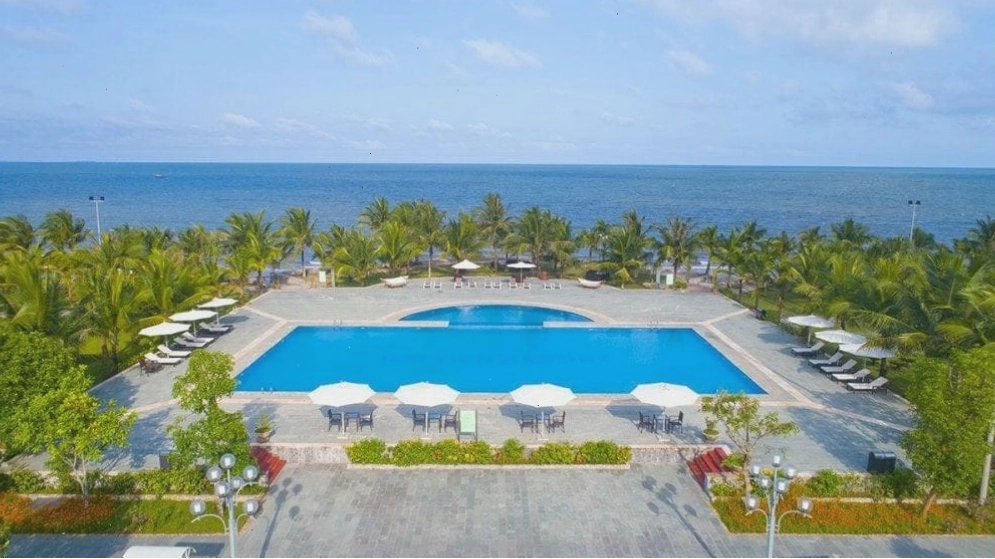 Dọc bờ biển Hải Tiến có nhiều khu resort cao cấp