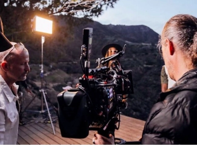 DOP giám sát cảnh quay sử dụng steadicam để đảm bảo sự ổn định