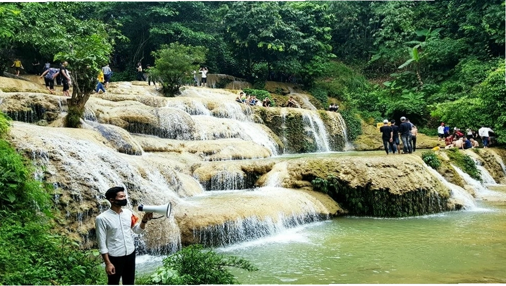 Du khách chuẩn bị cho chuyến khám phá Thác Mây