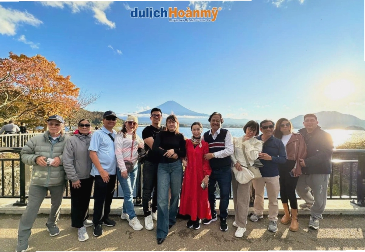 Du khách chụp ảnh lưu niệm tại khu vực núi Phú Sĩ