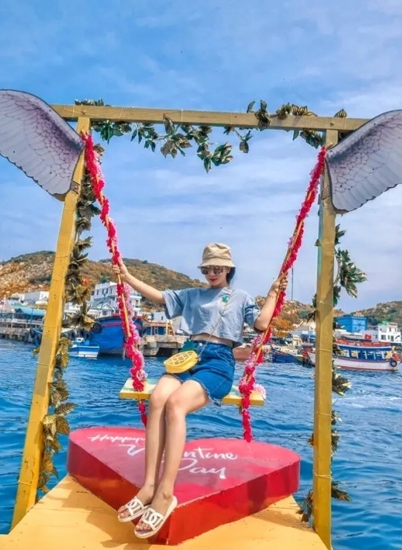 Du khách chụp ảnh tại bãi biển đảo Bình Hưng