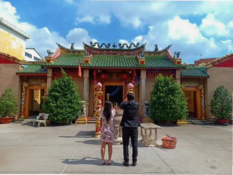 Du khách dâng hương tại Chùa Bà