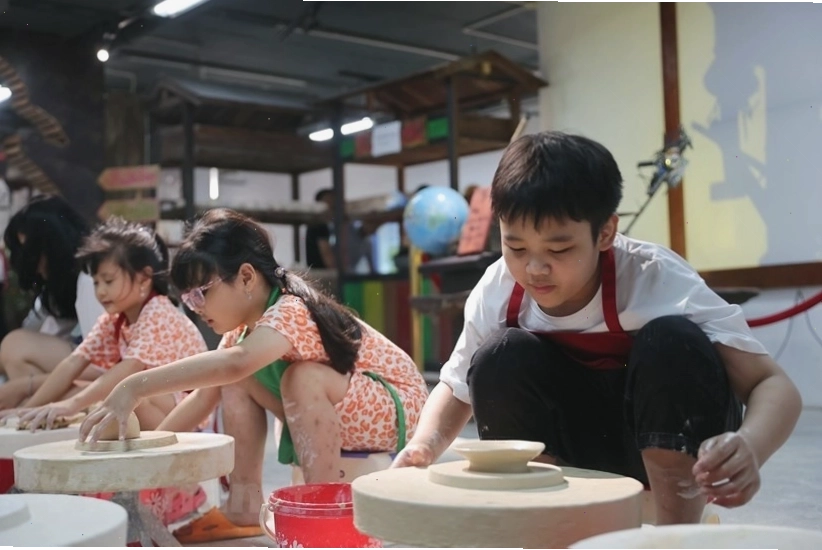 Du khách hào hứng trải nghiệm làm gốm tại Bát Tràng