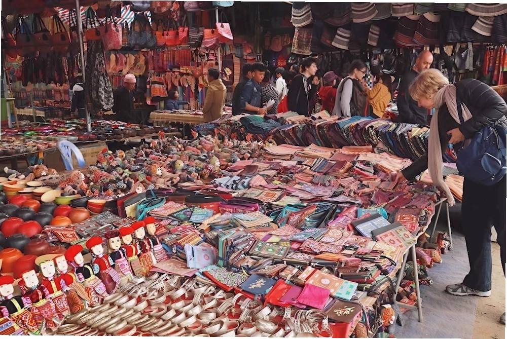 Du khách mua sắm đồ thủ công