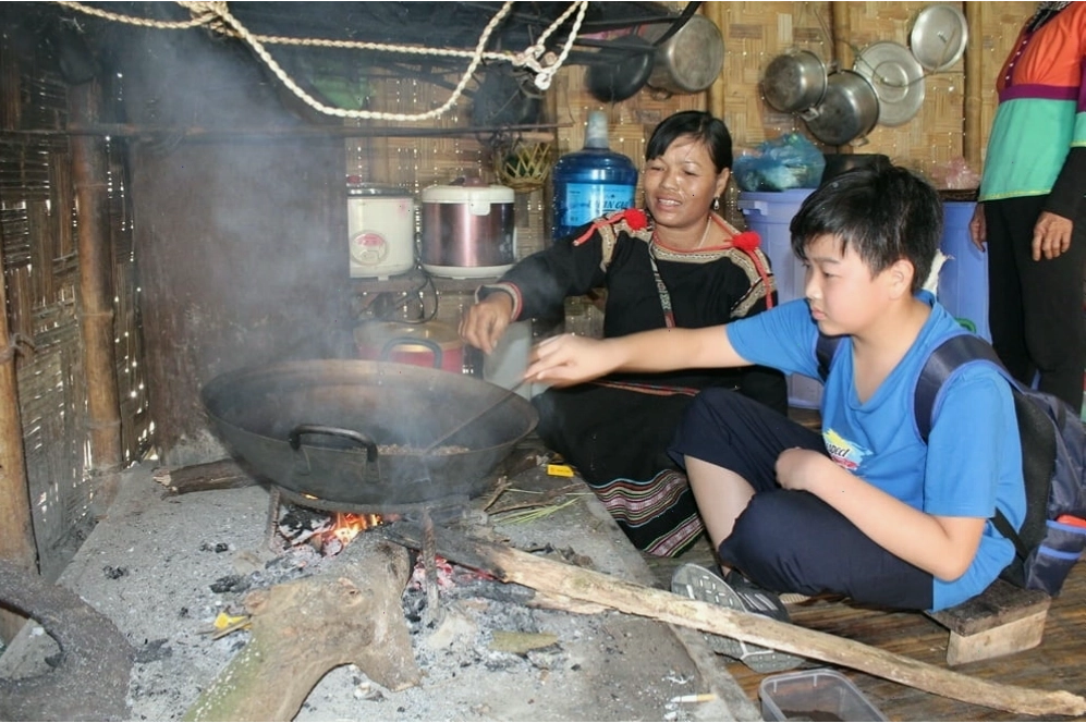 Du khách sẽ tận mắt chứng kiến quy trình rang, xay và pha chế cà phê theo phong cách Tây Nguyên