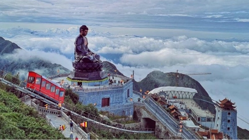 Du khách sử dụng cáp treo hiện đại để lên đỉnh Fansipan