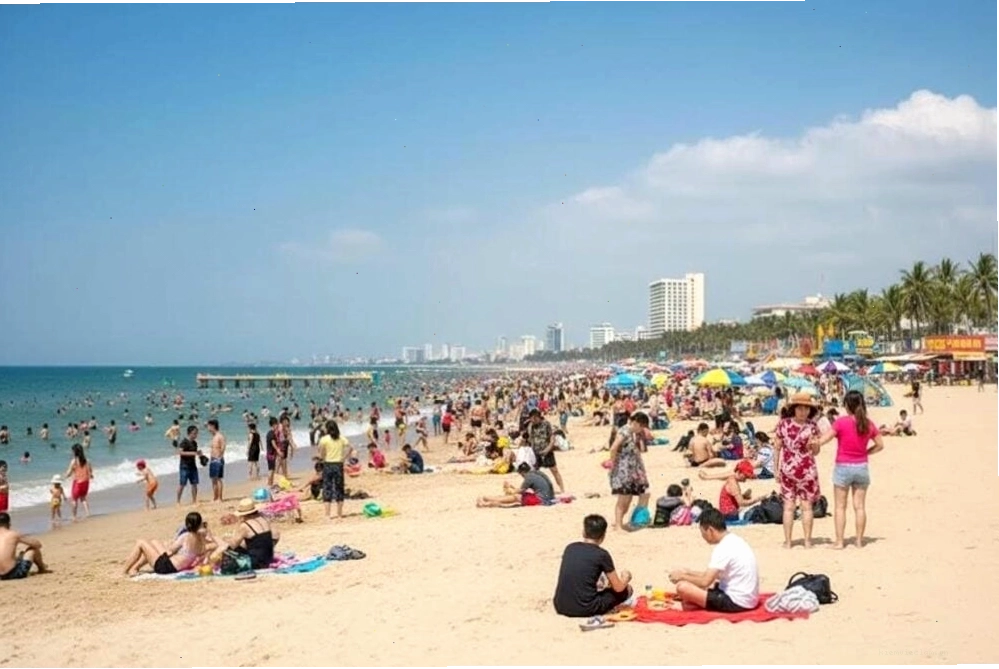 Du khách tắm biển và vui chơi trên bãi cát tại biển Cửa Tùng
