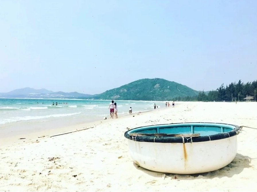 Du khách tận hưởng kỳ nghỉ vui vẻ trên bãi biển Tuy Hòa