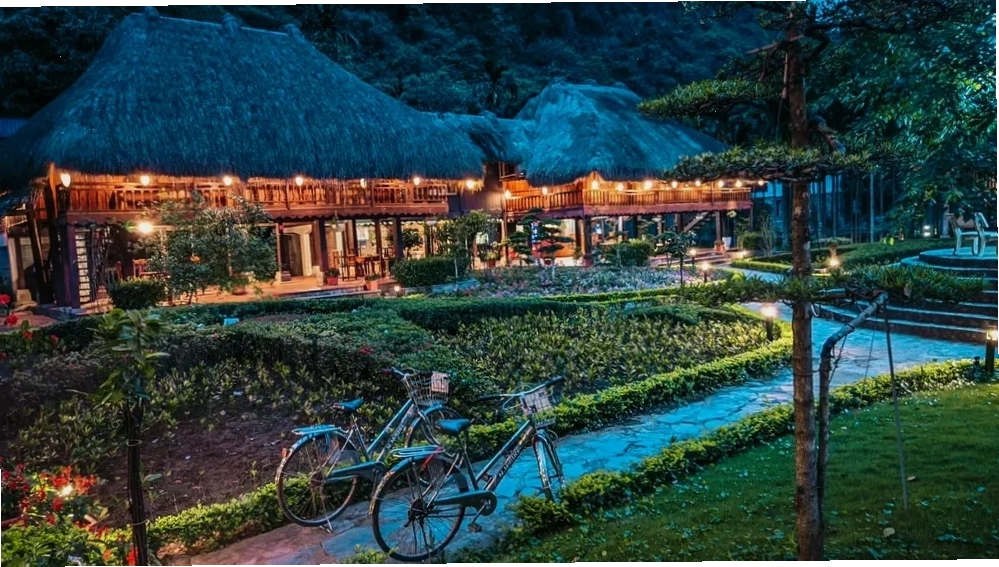 Du khách tham quan Thung Nham