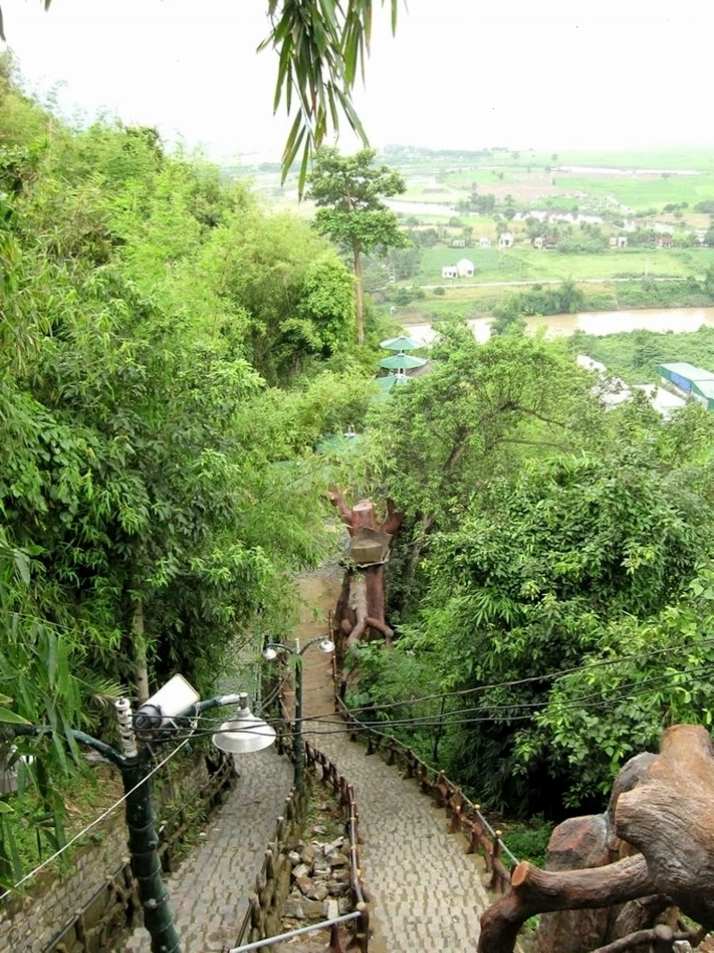 Du khách tham quan Tượng Đức Mẹ Tà Pao