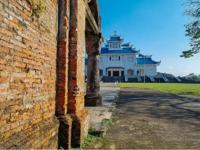 Du khách tham quan và cầu nguyện tại Thánh địa