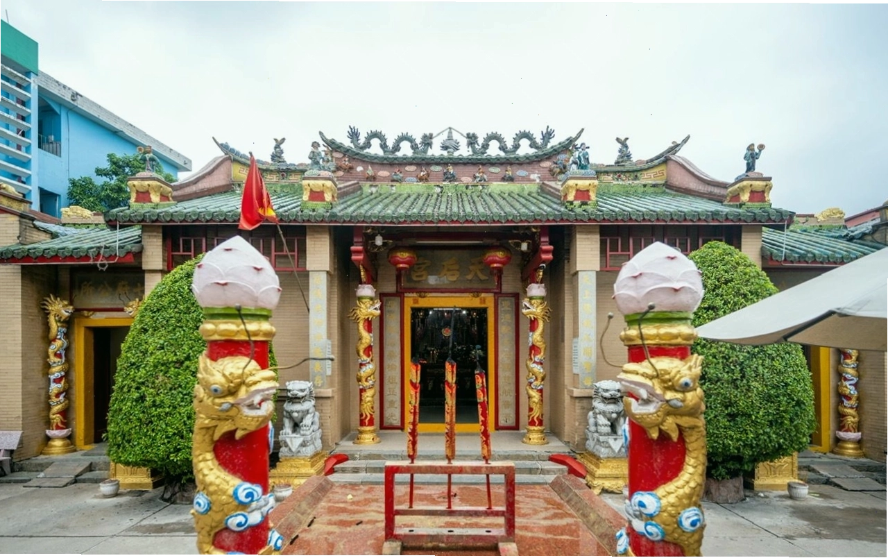 Du khách thành tâm cầu nguyện tại Chùa Bà