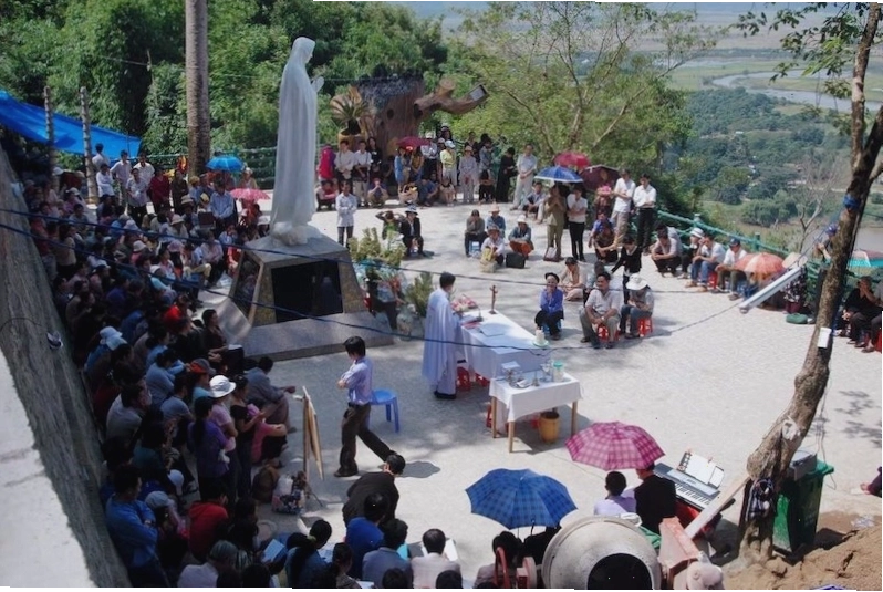 Du khách thành tâm cầu nguyện tại Đức Mẹ Tà Pao