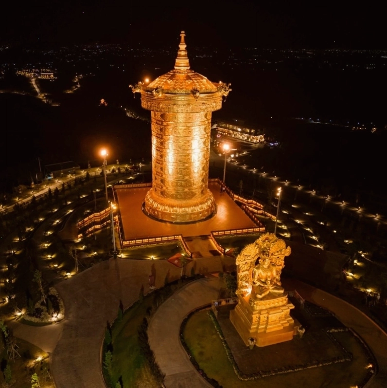 Du khách thành tâm chiêm bái tại Đại Bảo Tháp Kinh Luân