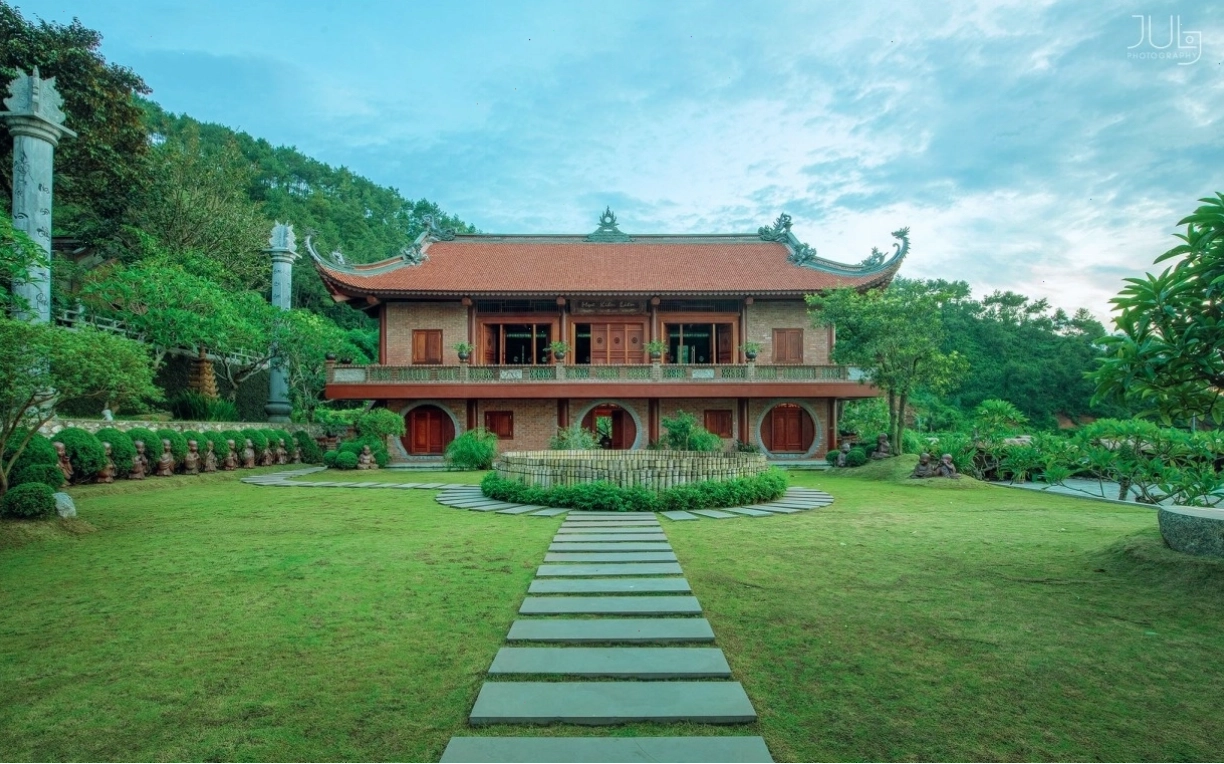 Du khách thành tâm dâng hương tại Chùa Địa Tạng Phi Lai Tự