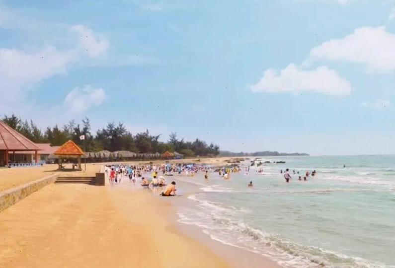 Du khách thư giãn tắm biển tại Hồ Cốc