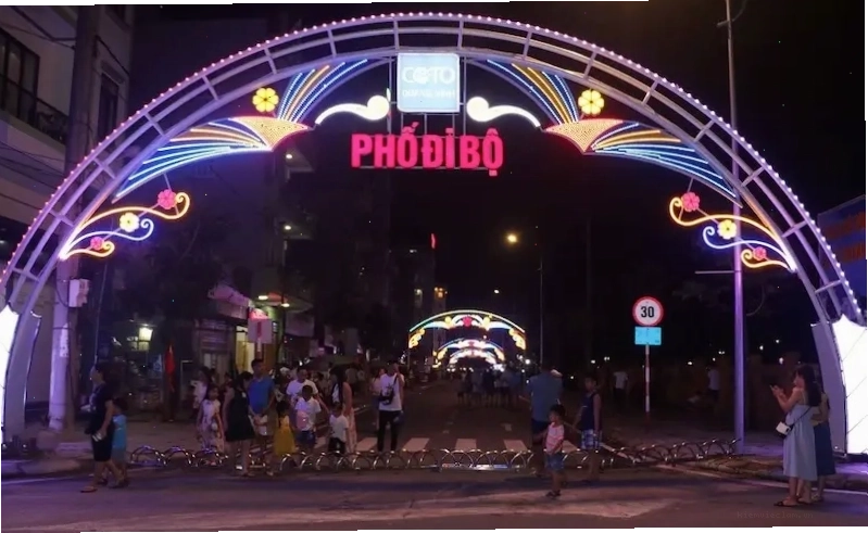 Du khách thuê xe máy khám phá đảo Cô Tô