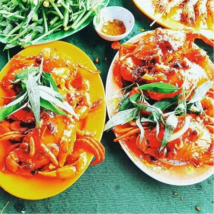 Du khách thưởng thức hải sản tươi ngon bên bờ biển Bến Tre