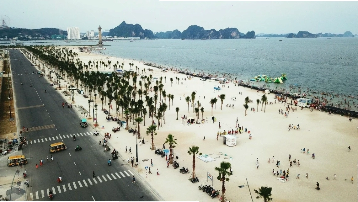 Du khách vui chơi trên bãi biển Bãi Cháy