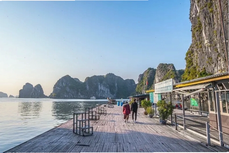 Du khách vui chơi trên bãi biển Tuần Châu với các hoạt động thể thao dưới nước