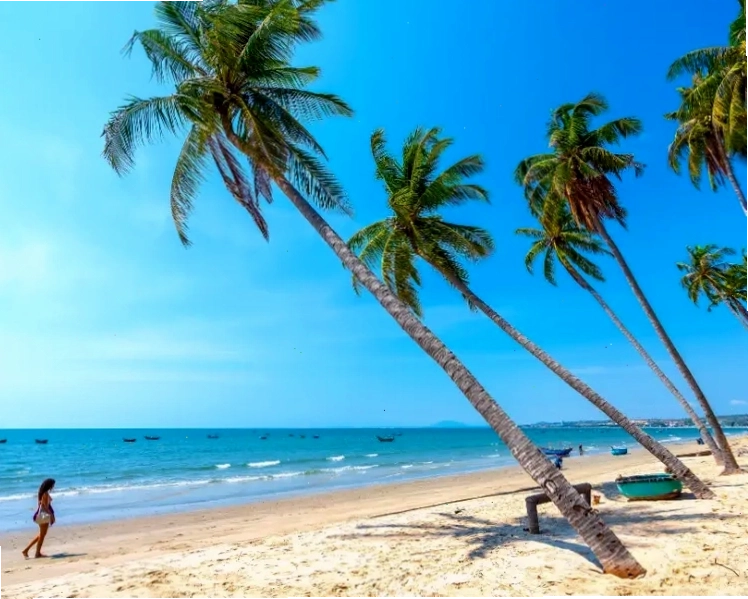 Du khách vui đùa trên đồi cát trắng Mũi Né