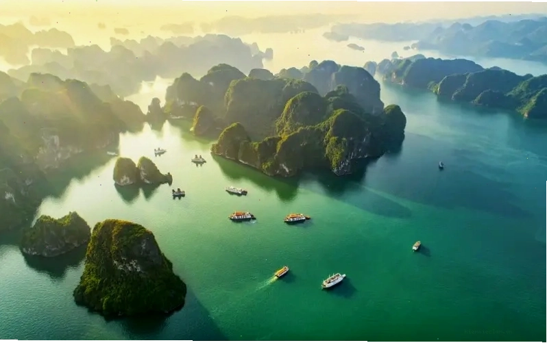 Du thuyền neo đậu tại cảng Tuần Châu