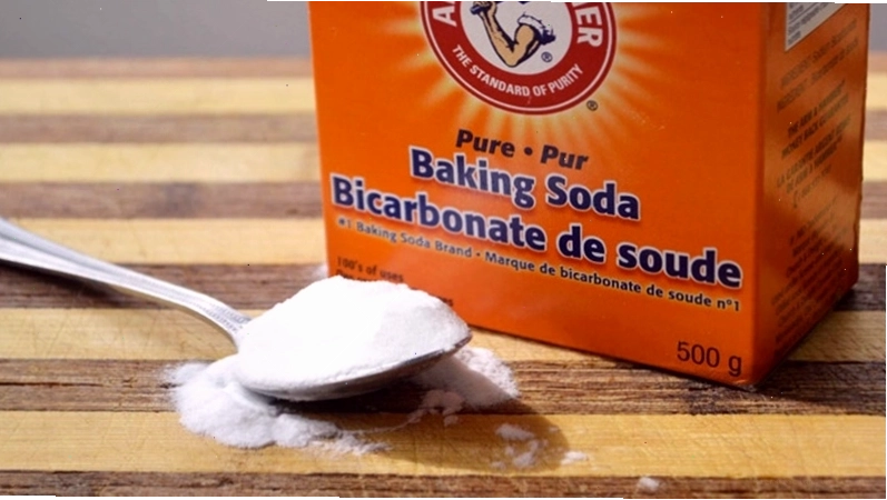 Dùng baking soda làm sạch vết dầu mỡ cứng đầu trên nồi chiên không dầu
