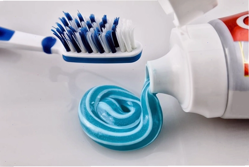 Dùng kem đánh răng để làm sáng dây bạc bị xỉn màu