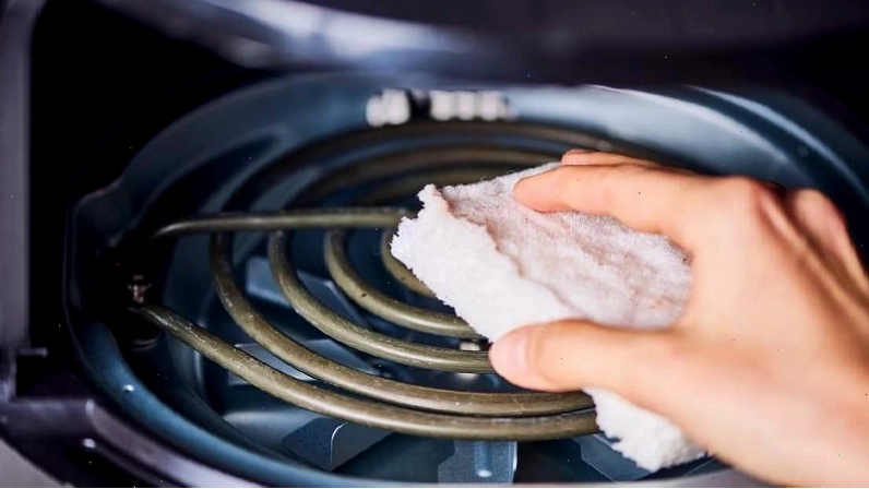 Dùng khăn mềm và nước ấm vệ sinh lòng nồi chiên không dầu