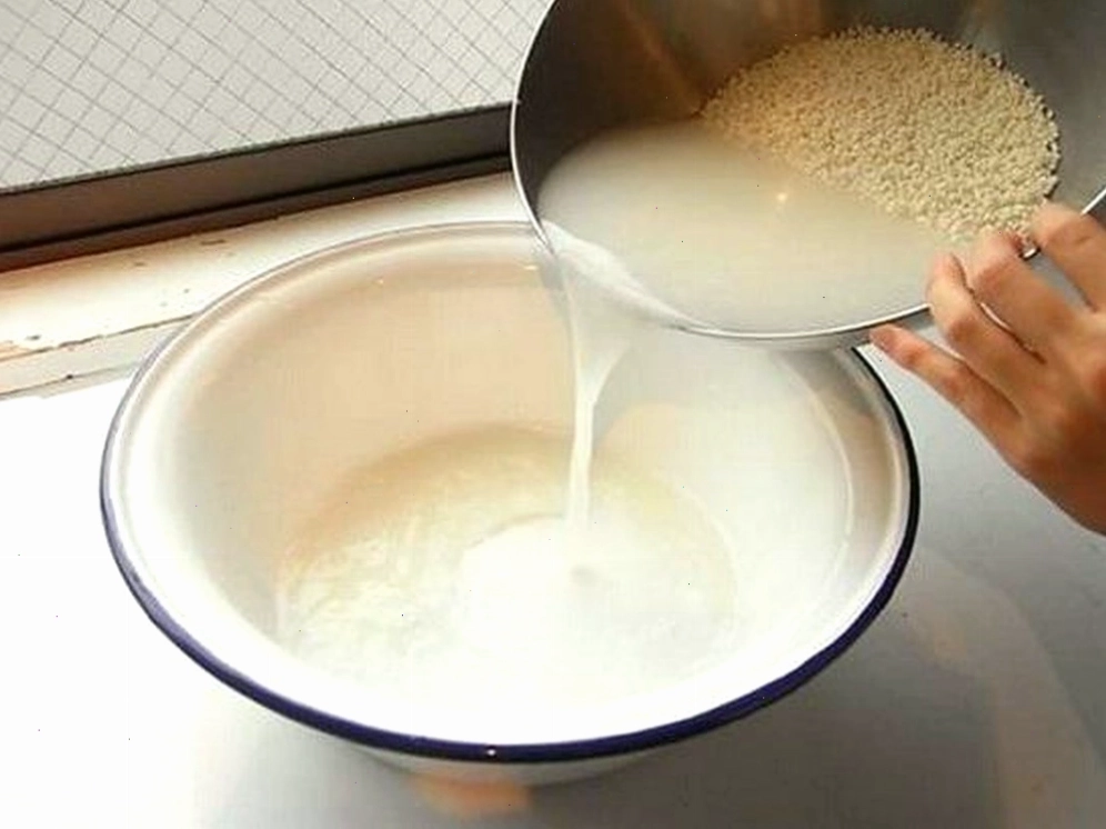 Dùng nước vo gạo làm sáng dây bạc