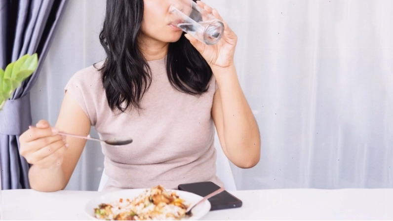 Duy trì mức khoảng 2 lít nước mỗi ngày