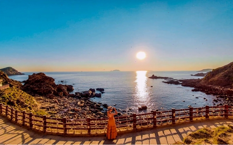 Eo Gió Quy Nhơn nhìn từ xa với thiên nhiên hoang sơ và hùng vĩ