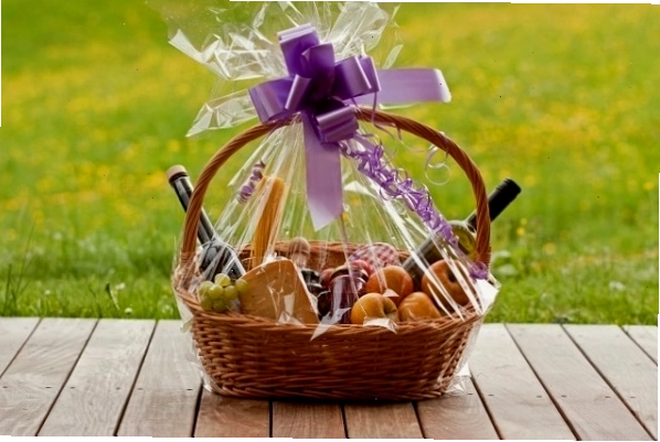 Giỏ quà hamper tết với nhiều loại bánh, rượu và trái cây